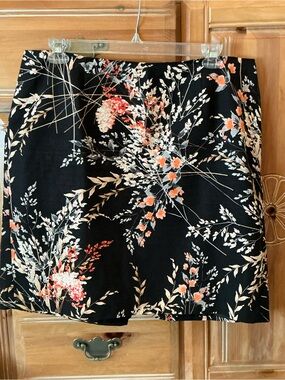 Talbots SZ 18WP Black Skirt with Coral and Cream Floral Print